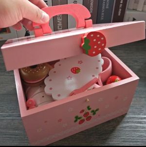 Дървена кутия със сладки изкушения